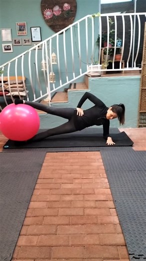 Natalie Cameron on Instagram: "ADVANCED Pilates exercise; side plank ball sequence. Transverse abdominis aka core is on fire! 🔥🔥🔥 #ballpilates #fitball #core #sideplank"