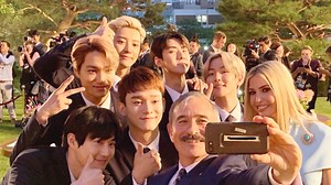 国家的PICK！EXO出席青瓦台国宴，送给川普女儿亲笔签名专辑！