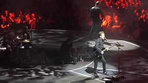 Il y a 4 ans, Muse donnait le meilleur concert de la tournée 360° en jouant à la surprise générale Butterflies & Hurricanes (pas jouée depuis 2014), Blackout (pas jouée depuis 2013, dernière performance du titre) et Take a Bow (pas jouée depuis 2011) ! Vous pouvez retrouver ce concert en entier et en multicam sur MuseBootlegs.com . Nous ferons un live chat mercredi qui vous fera revivre cette série de 6 concerts à Bercy. Et n'oubliez pas ce soir notre soirée et concert 100% Muse au Supersonic (P