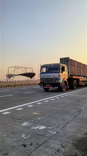 Powerful Truck Carrying Massive Load 🚛🔥 #Shorts#truck #heavyload #transport #indiantruck