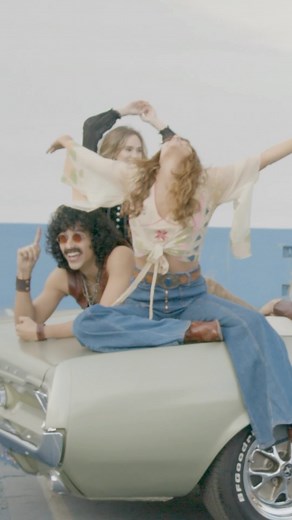 Reese’s Book Club on Instagram: "How much are you loving episodes 1-3 of @daisyjonesandthesix on @primevideo? Tell us what you think! 朗"