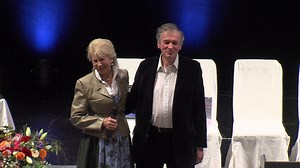 In diesem Ausschnitt begrüßt Sophie Hellinger unseren Gastdozenten Dr. Rupert Sheldrake. Dr. Sheldrake, der "Entdecker" der morphischen (morphogenetischen) Felder, erzählt anschließend etwas über seinen Background und seine Verbindung zu Bert Hellinger und zum Familienstellen. | Hellingerschule / Hellinger Sciencia
