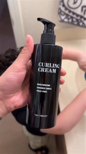 “No los toques… solo míralos brillar 😮‍💨 Pacinos Curling Cream mantiene tus rizos suaves, brillantes y llenos de vida — cero rigidez, 100% confianza. 🌪️ #RizosPacinos #ObjetivoRizos #SinFrizz #CabelloPerfecto” | Pacinos Signature Line