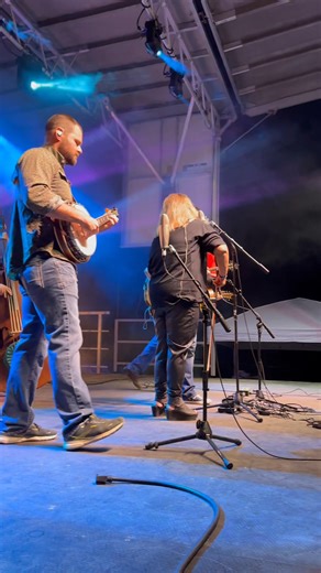 THIS is what it’s all about! 🙏 The Darrell Webb Experience had the crowd on their feet (and shoulders) at The SamJam Bluegrass Festival! 🤘🔥 | Appalachian Road Show