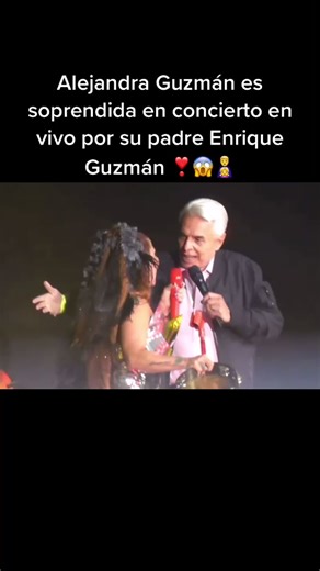 Emotivo encuentro entre Alejandra Guzmán y su padre en concierto 🎸😱