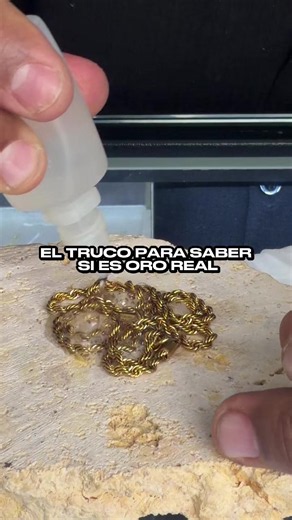 En Latin Gold te mostramos el proceso de verificación utilizando una lupa para revisar cada detalle y un imán, ya que el oro 18K no es magnético. Más información 3002521246 #joyas #oro #tendencia #diseños #exclusivos