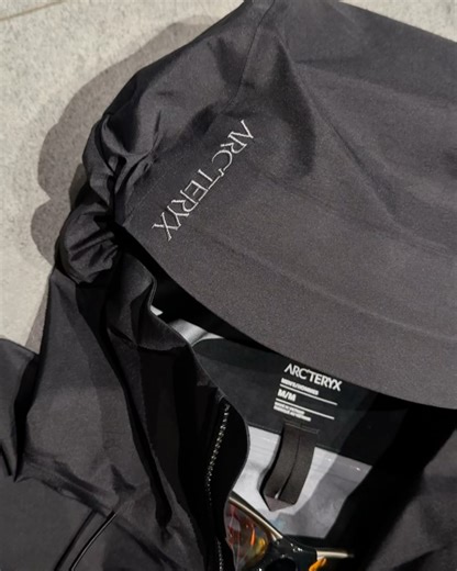 Đồ Hiệu Authentic✨ on Instagram: "𝗔𝗿𝗰’𝘁𝗲𝗿𝘆𝘅 sẵn 3 chiếc • Beta SL jacket men’s • size M (175/96A) • Colour: Black • NEW + full tag 🏷️ • LEGIT • QR code, check QR ra mã áo, chất liệu GORE-Tex siêu xịn, chống thấm nước ở mọi điều kiện thời tiết mưa / tuyết, bão. Áo thiết kế gọn nhẹ phù hợp cho Trekking và Hiking, có thể dùng để mặc lifestyle “flex nhưng hơi nóng”, cảm nhận khoảng dưới 26 độ trở xuống mặc OK, details / chi tiết áo hoàn thiện tỉ mỉ, ép seam chống nước tốt, form áo đẹp, full