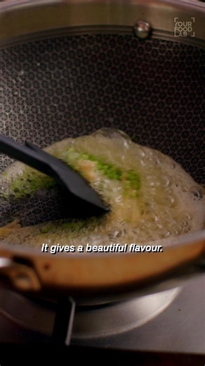 Paneer Kali Mirch! 🔥 Ekdum restaurant style lagti hai but banane ka tarika bilkul home style hai. No cream is required and it still turns out super simple and yummy 😋 In this recipe the main ingredient is Kalimirch, and I have used our Cüraa’s freshly updated pepper mill. Just press a button and you will get freshly grounded black pepper ✨ It’s available right now on curaahome.com and amazon.in, so shop right away! 🛍️ Enjoy this recipe with butter naan and let me know how it turns out! 😍 Com