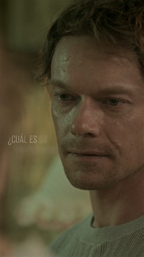 Él es su profesor. Su captor. Ella... su