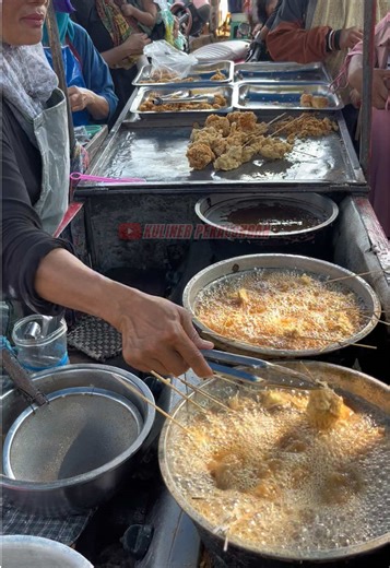 Penjual Ayam Goreng Viral di Pekalongan: Antrean Panjang dan Laris Terus