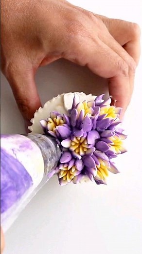 Easy flower piping using a Russian piping tip 🌸✨️ #cupcake #buttercream #russianpipingtip