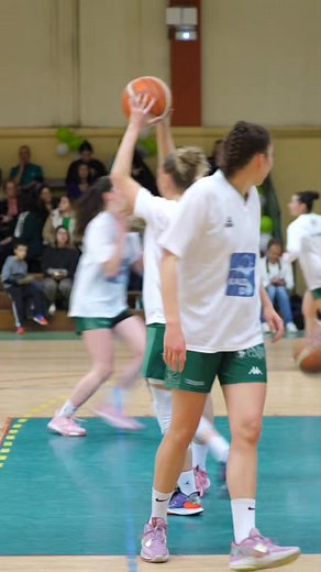 Elles n'ont jamais été aussi proches !! Nos PNF peuvent écrire une nouvelle page de l'histoire de Carquefou Basket en devenant la première équipe féminine à atteindre la Nationale 3 🆙 Pour cela, elles doivent impérativement gagner ce samedi, à 20h30 🚨 Notre équipe va avoir besoin de chacune et chacun d'entre vous car elles affrontent les 1ères de la poule qui n'ont perdu qu'à 3 reprises cette saison 😤 Drapeaux, grosse caisse, clap clap et une armée de Vert et Blanc pour soutenir nos PNF duran