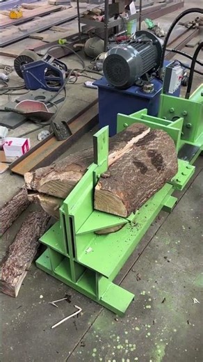 Commercial hydraulic log splitter. #Hydraulic #Logsplittersplitsinfourpieces #Howtouselogenslogens