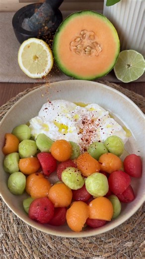 Cremiger Burrata-Salat mit Cantaloupe, Wassermelone und Gurke in nur 10 Minuten