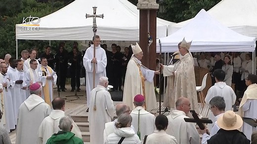 16K views · 1K reactions |  Mgr Ulrich, nouvel archevêque de Paris, reçoit la crosse épiscopale des mains de Mgr Pontier, administrateur apostolique depuis le 2 décembre 2021. Il préside l'Office des Vêpres sur le parvis de la cathédrale N-D de Paris.  En direct sur KTO et https://youtu.be/TA5MDke1R50 | KTO Télévision Catholique | Facebook