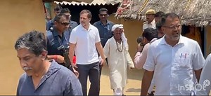 पर्वत पुरुष दर्शरथ माँझी के घर पहुँचे राहुल गांधी, उनके बेटे के हाथ पकड़ कर दिया संदेश | The interview india