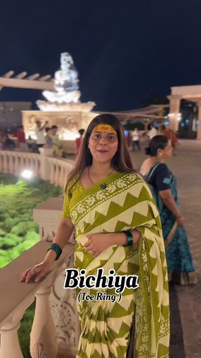 Wearing a toe ring isn’t just a symbol of marriage—it also holds deep Ayurvedic and health benefits 🔹 According to Ayurveda, the second toe (where the ring is usually worn) is connected to the uterus and reproductive system. The gentle pressure from the ring helps in regulating the menstrual cycle, improving uterine health, and even enhancing fertility. 🔹 Toe rings are often made of silver, which has cooling properties and helps in balancing the body’s energy by absorbing earth’s positive vibr