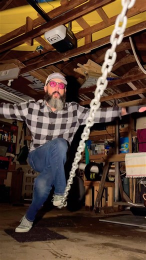 Stunning chain balance 😳⛓️‍💥💥 #guinnessworldrecords #slackline #selfcare #chain #fyp