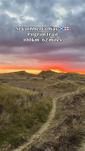 Hiking Trails | Trekking | Hut-to-hut on Instagram: "St. Cuthbert’s Way 🏴󠁧󠁢󠁳󠁣󠁴󠁿🏴󠁧󠁢󠁥󠁮󠁧󠁿 pilgrimage | 4-day itinerary 👇 Last summer we hiked this amazing pilgrimage 🙏 find a full day to day recap in our highlights @_thru_hiking :) The St. Cuthbert’s Way is a 100 km (62 miles) long-distance trail between Melrose 🏴󠁧󠁢󠁳󠁣󠁴󠁿 in the Scottish Borders and Lindisfarne on the coast of Northumberland in England 🏴󠁧󠁢󠁥󠁮󠁧󠁿 Bridging the national border between Scotland and England, th