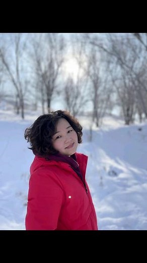 #乌鲁木齐 #周日 #一日游 2022年#雅山 首爬 ☀️适宜时间：雪后第二天，积雪清扫干净了，路面比较好走。中午12到下午3点之间，温度最高，风小。行人上山口子在#华源 #尚源贝阁 旁原广电局841台大铁门。一路柏油马路，平平坦坦，老少咸宜。车辆进口应该在附近就有，看到有车辆上山，不多，不知道是不是工作人员的车辆。也可以从#半山湾畔 #世纪亭 那边往污水处理厂方向上去。中途有很多条岔路可以，还