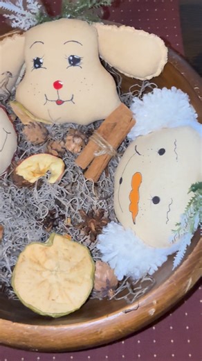 I am completely obsessed with how adorable these ornies turned out. These little Christmas cuties bring all the cozy farmhouse vibes. Pattern credit goes to The Old Road Primitives. Tag your Christmas-lovin’ bestie who needs these on their tree. Put A 🎄if you would decorate with these precious little ornies ! #ChristmasOrnies #HandmadeHoliday #FarmhouseChristmas #CraftyChristmas #OrnieAddict #TheOldRoadPrimitives | Grams Rustic Farmhouse