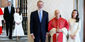 Felipe e Letizia di Spagna incontrano papa Leone XIV: che cos'è il "privilegio del bianco" usato dalla regina