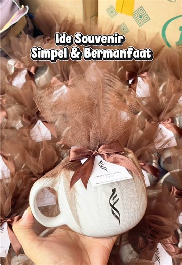 Ide Souvenir MUG KERAMIK Unik & bermanfaat souvenir mewah tapi murah SOUVENIR LOW BUDGET. Bisa untuk referensi souvenir untuk acara wedding kalian. #souvenir #mug #gelaskeramik #souvenirmurah #souvenirpernikahan