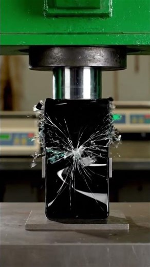 will it survive?#hydraulicpress #satisfying #crush #smartphone #pressandsmash