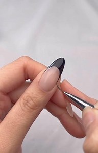 Black and Gold is always a good combo ᝰ.ᐟ #nailart #blackandgold #nails #gelliner #naildesign #nailinspo #ctto @nailswithaby | Iches ArteNails Supplies