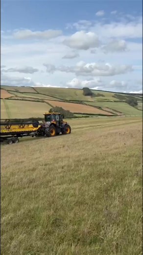 From sowing to harvesting…these Gluten Free Oats have had a tough year with the weather but so far so good 🌾 #farmlife #tractors #summer #oats #hillhouse