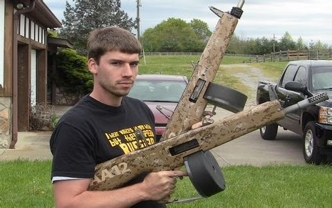 双持AA-12自动霰弹枪