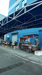 427K views · 20K reactions | P1...Des brutes harcèlent un vendeur de riz frit, ignorant complètement qu'il est PDG et un expert en arts martiaux de haut niveau ! #Lminidrama #films #PDG | L-Mini Drama | Facebook