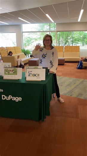Starting at College of DuPage next week? We’ve got you covered! Look for our Welcome Tables at campus entrances. Our friendly staff will be there to answer your questions and help you find your way. 👋📍📚 | College of DuPage