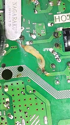 connecting damaged lines using UV glue #solderingtutorial #repair #serviselektronik #tips