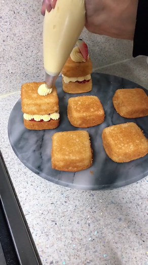 Mini Victoria Sponge Cakes Recipe