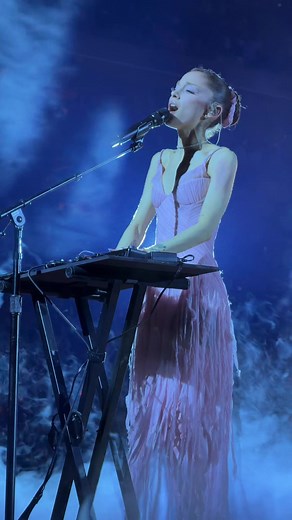 her shadow in the smoke >> what a setting for #eternalsunshine N2 #arianagrande #arianator