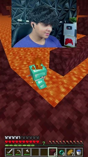 HAY ALGO MUY RARO CON MI AMIGO... #minecraft #shorts