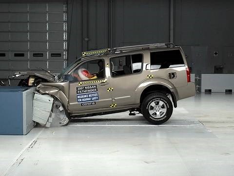 2007 Nissan Pathfinder moderate overlap IIHS crash test