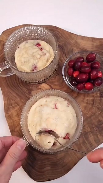 ❤️ Mug Cake aux Canneberges Allégé ❤️ Envie d’une petite douceur sans culpabilité? Voici une recette super rapide, sans sucre ajouté, parfaite pour un boost d’énergie ou une collation légère avant l’entraînement! ✨ Ingrédients: •\t1/4 T. 1 ½ c.à.t. de farine tout usage •\t1 c.à.s. de fruit du moine (monk) •\t1/4 c.à.t. de poudre à pâte •\tUne pincée de sel •\t1 c.à.s. de compote de pommes non sucrée •\t3 c.à.s. de lait d’amande (ou lait de ton choix) •\t1/4 c.à.t. d’essence d’amande pure •\t2 c.