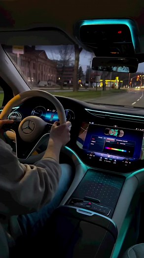 Ambient Lighting in the Mercedes-Benz EQS SUV