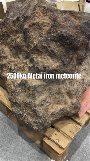 Let’s see the 2.5 tons Aletai iron meteorite. #meteorite #geology #meteoritering #meteoritejewelry #collection