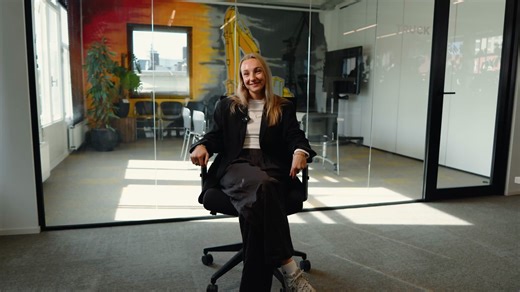 Meet the Bees | Dafne 🐝 Je studie combineren met een baan? Dafne laat als werkstudent KYC zien dat het kan. Ze zocht een uitdagende baan naast haar studie bedrijfskunde. Liefst eentje die ook echt bij haar opleiding past. Die plek vond ze bij Beequip. “Als werkstudent krijg je hier veel kansen om dingen zelf neer te zetten. Dat wordt juist aangemoedigd.” In deze video van Meet the Bees vertelt Dafne hoe ze bij Beequip terechtkwam, waarom onze open en directe cultuur zo goed bij haar past en waa