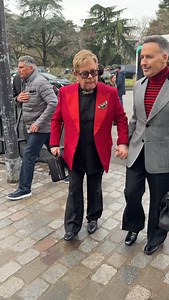 Le légendaire Elton John et son époux, David Furnish, font leur entrée au défilé Valentino haute couture cet après-midi à Paris. 🎥 @enzoply #parisfashionweek #eltonjohn #valentino #couple | Vanity Fair France