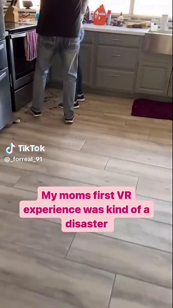 VR Kitchen Disaster: Mom's Hilarious Accident with the Oven!