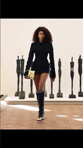 Imaan Hammam for Jacquemus spring/summer 2024 #supermodel #fashion #imaanhamman #catwalk