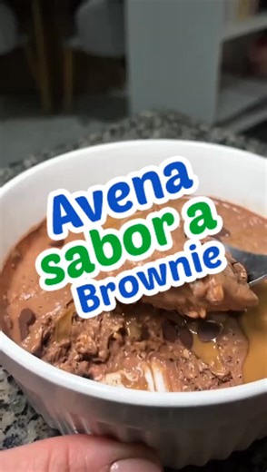 Su Despensa Barragán on Instagram: "Esta receta es perfecta cuando quieres algo dulce, cremoso y reconfortante, pero sin salirte de una alimentación balanceada. Con avena en hojuelas SuDespensa, cacao, un toque de leche y ese plus de yogur griego, logras una textura increíble y una bomba de sabor. Lo mejor: la dejas lista, la metes a la nevera y al día siguiente tienes un postre o desayuno que parece brownie, pero es nutritivo y saciante. Ideal para antojos nocturnos, para llevar o para consenti