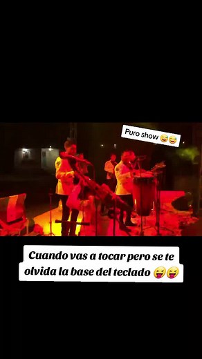 Divertido meme sobre olvidar la base del teclado al tocar