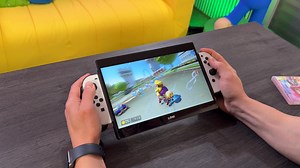 Para los que preguntáis, ¡esta es la Nintendo Switch con pantalla de 10 pulgadas en la que suelo jugar! 2 pulgadas más que en la Switch 2. 😏 | Ray Bacon