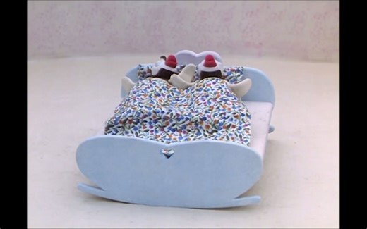 Pingu学习如何照顾小宝宝