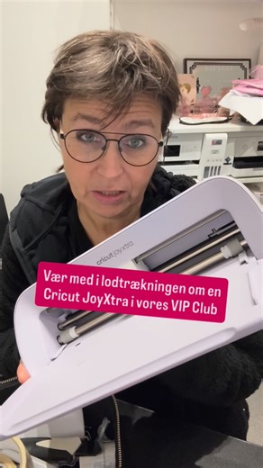 Cricut & sublimation by Designer Helle Abild on Instagram: "Så havde vi desværre endnu et server nedbrud i dag 🙈 MEN… vi er tilbage 💪 ✨ Og vores VIP Club kører som den skal ✨ På fredag deler vi spændende nyheder i nyhedsbrevet ✨ OG vi trækker lod om en JoyXtra Lavendel blandt alle VIP-medlemmer 💜 Du kan stadig nå at være med – og ja, det er helt gratis 👀 Tilmeld dig nu og vær med i lodtrækningen og vær blandt de første til at høre det sidste nyheder ✨ Makerstudio.dk/VIP (link I bio på instag